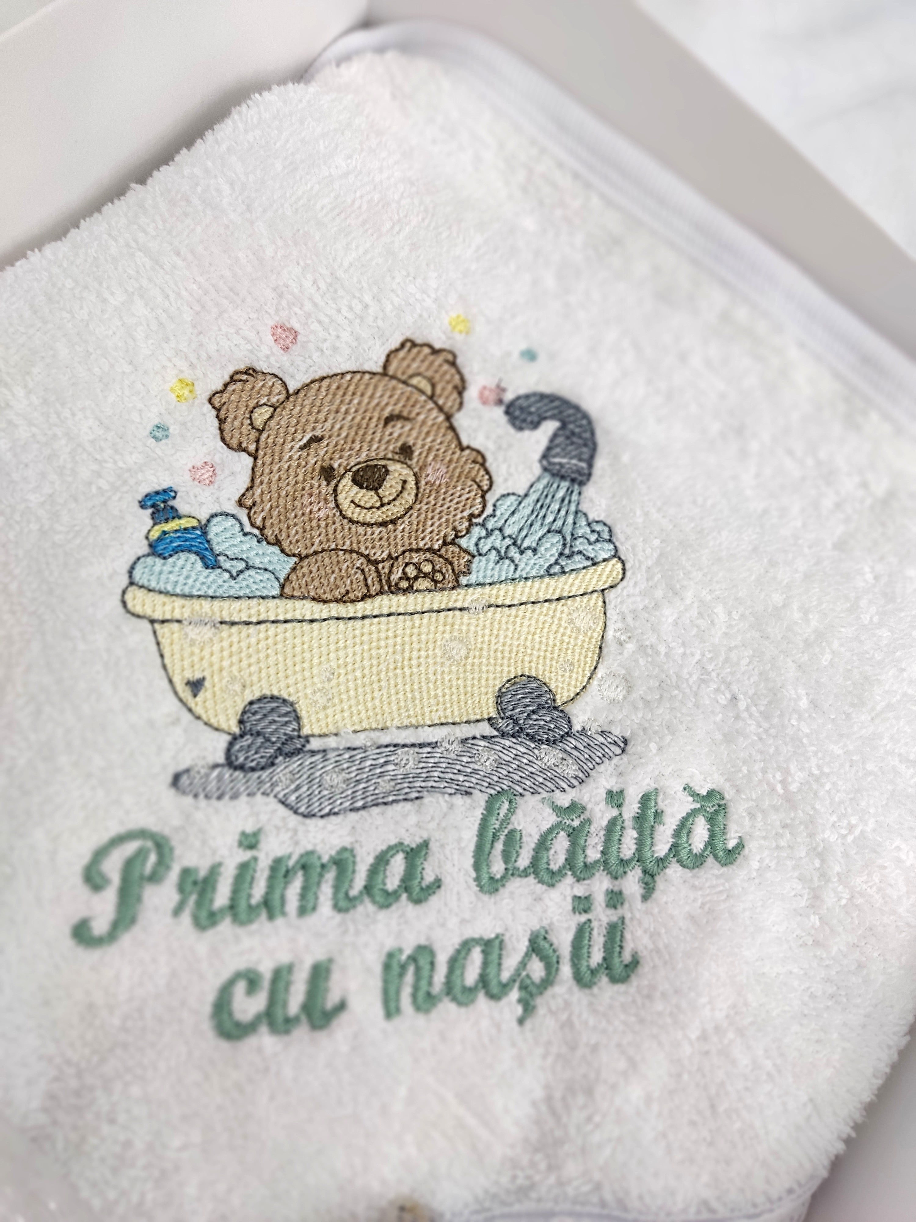 Prima baita cu nasii - prosop ursul in cadita baiat