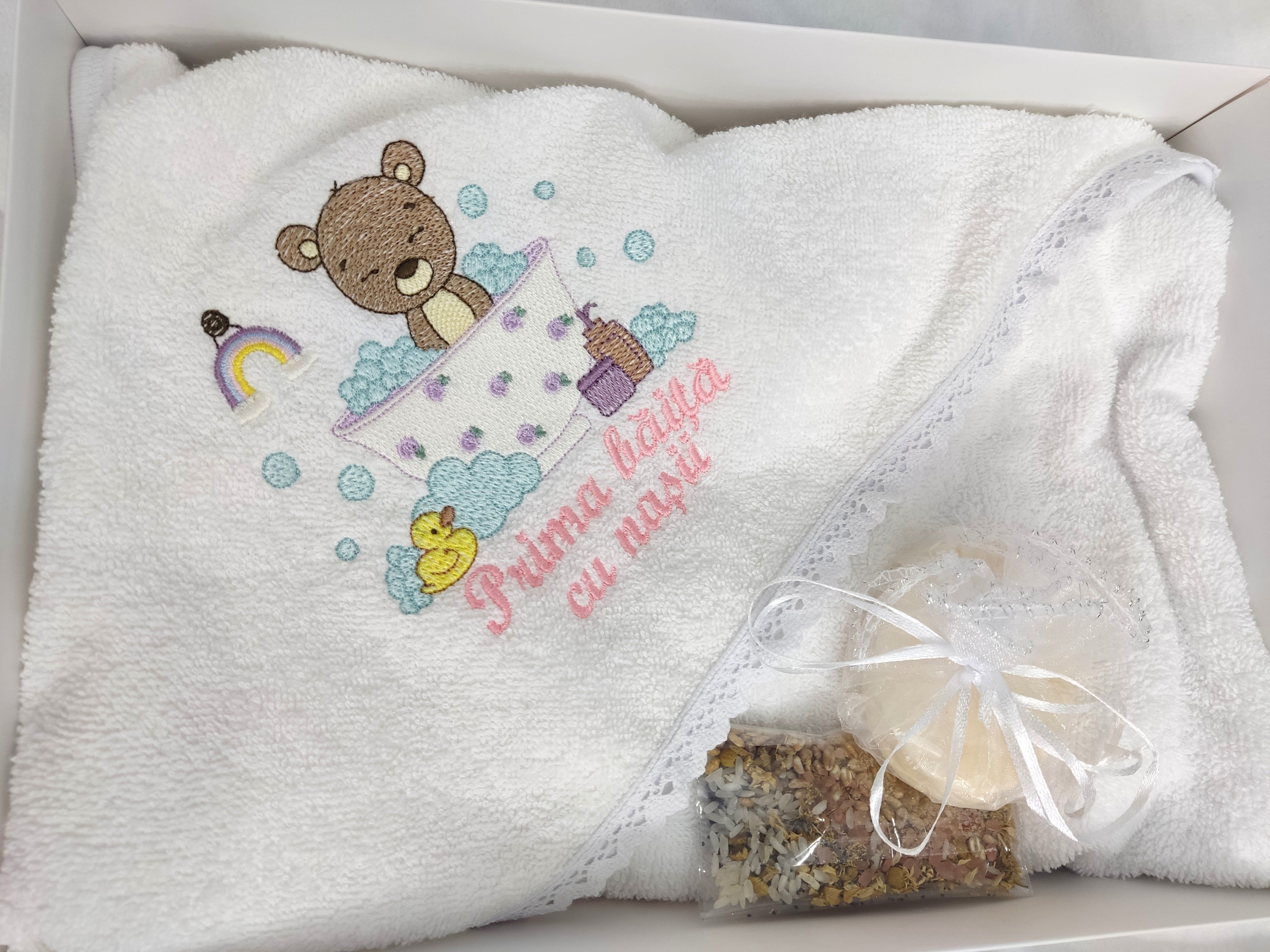 Prima baita cu nasii - urs curcubeu fetita