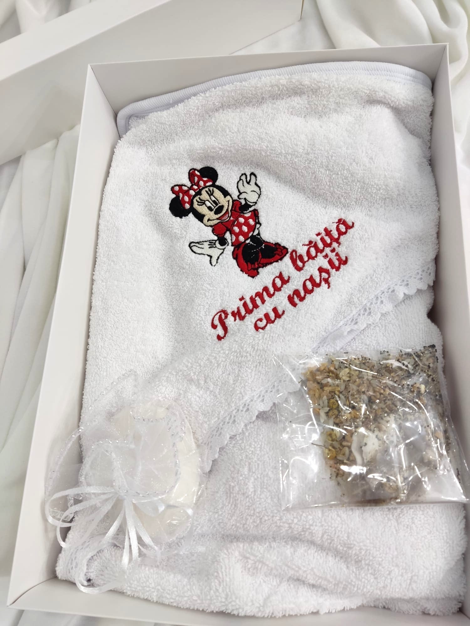 Prima baita cu nasii - minnie rosu
