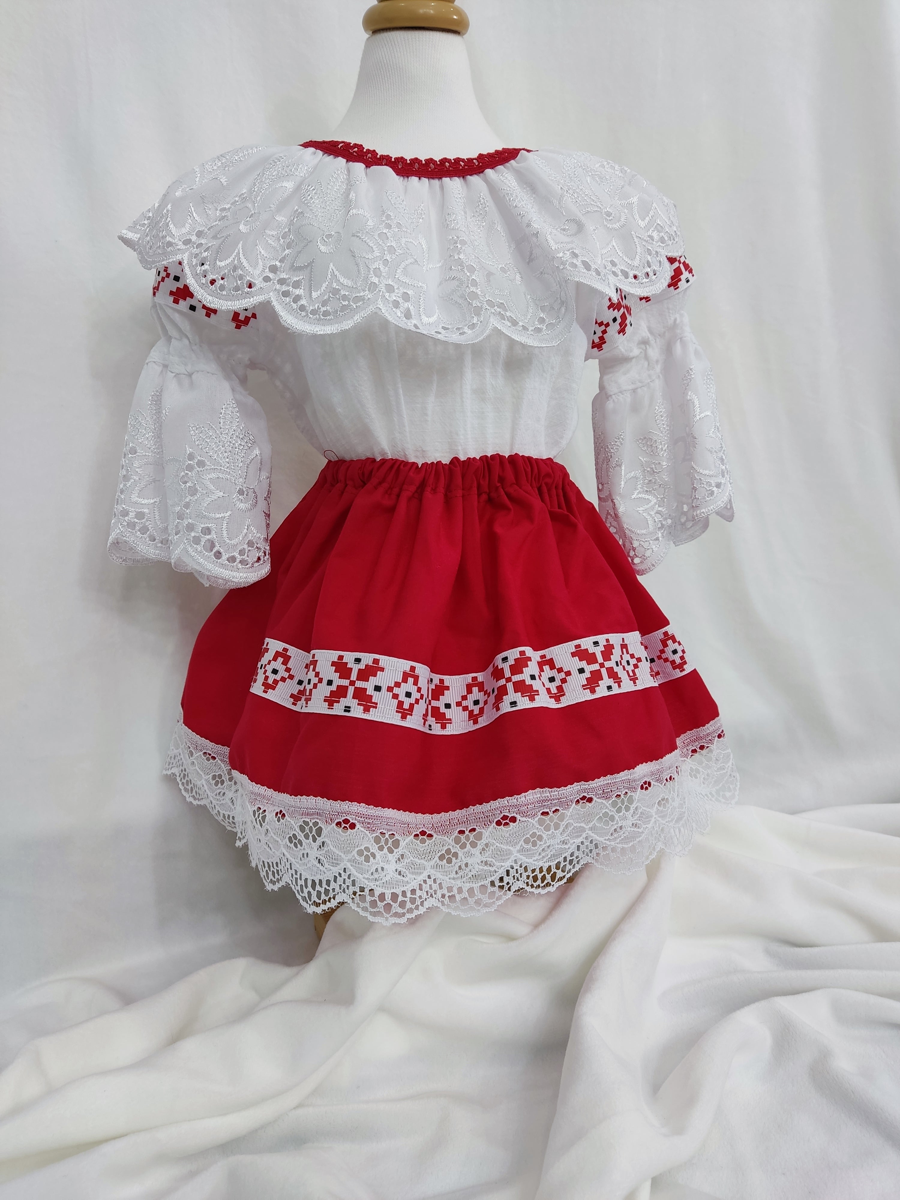 Compleu traditional fetita