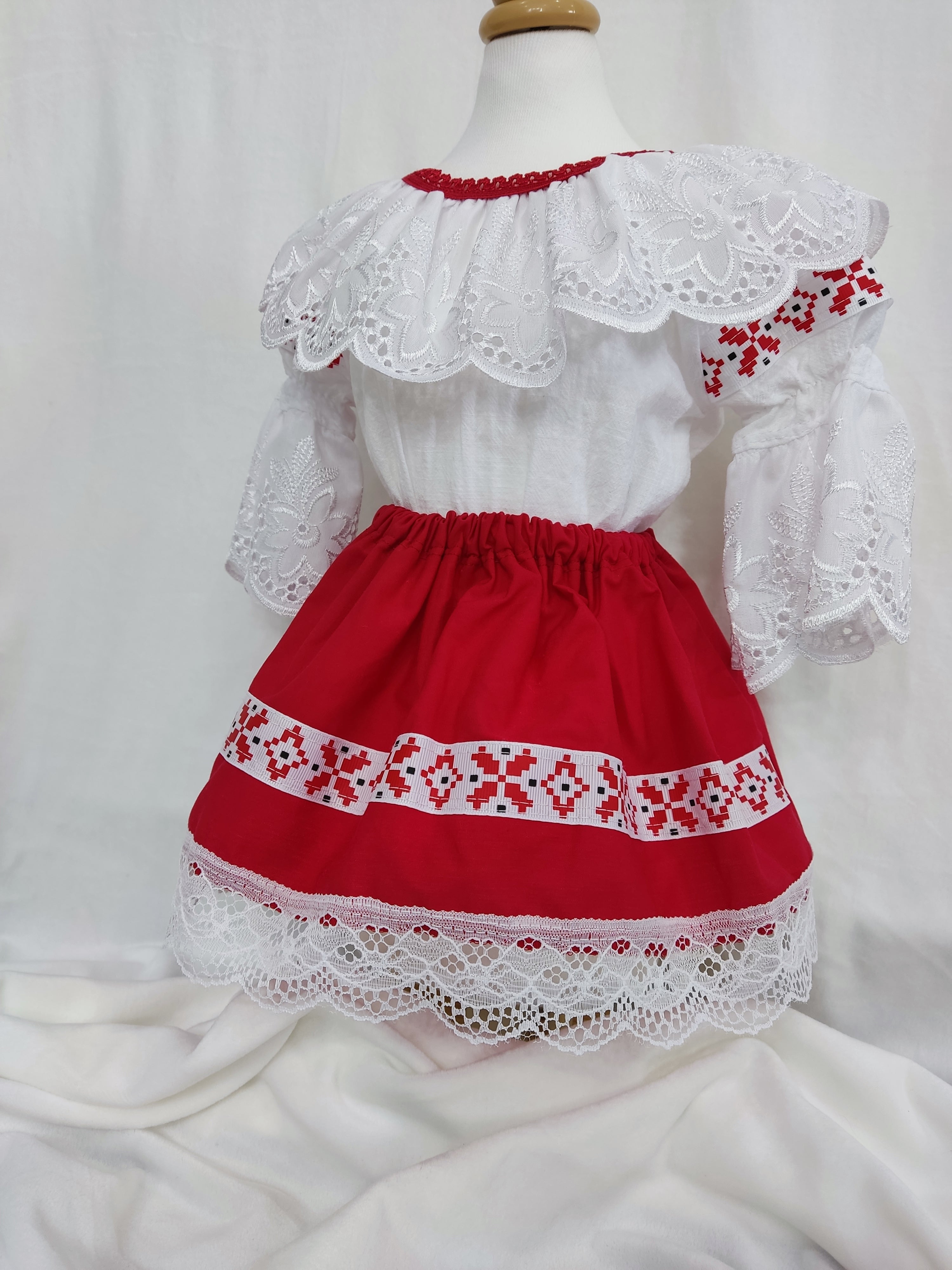 Compleu traditional fetita