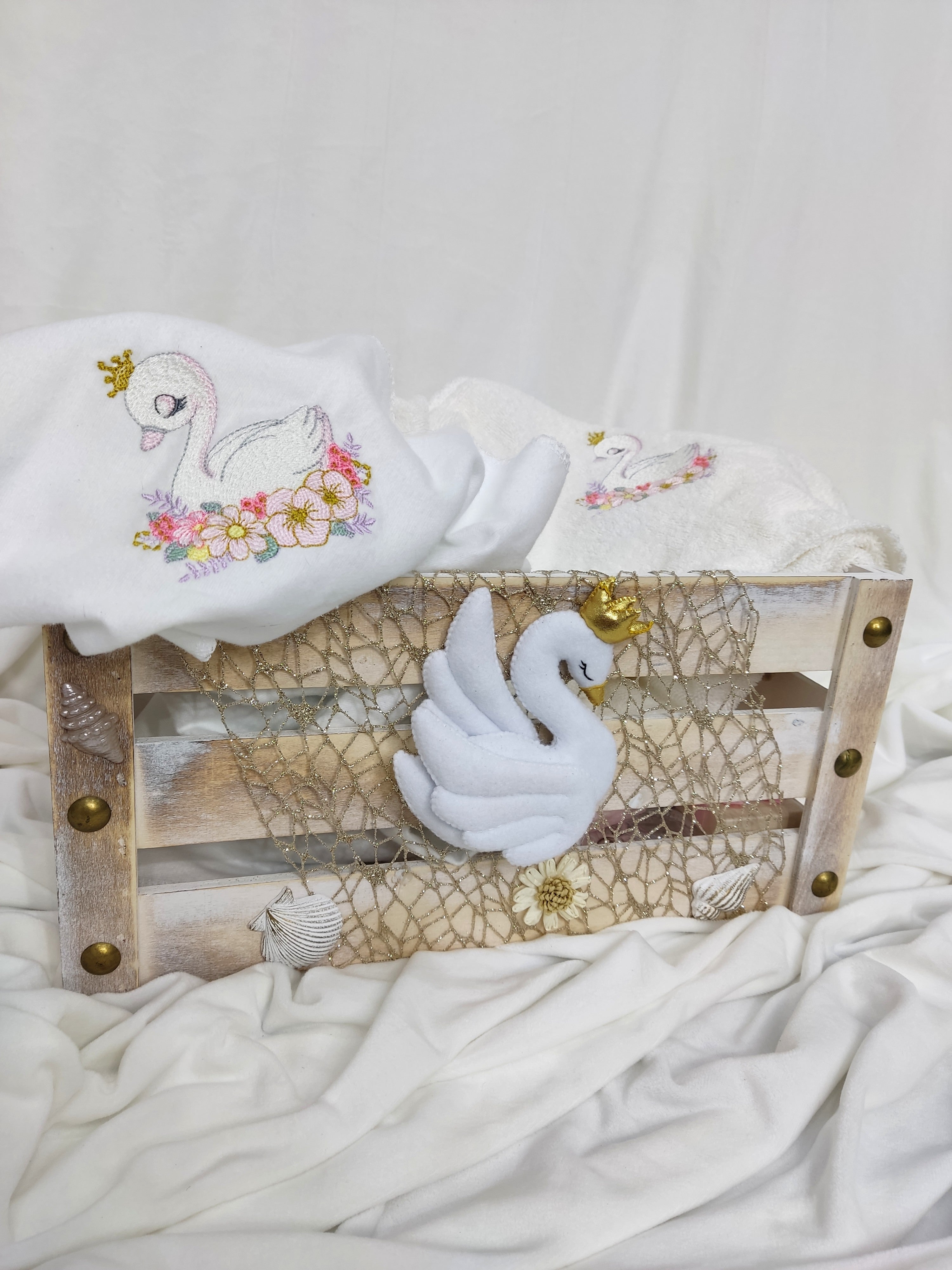 Trusou botez fetita - lebada in ladita lemn