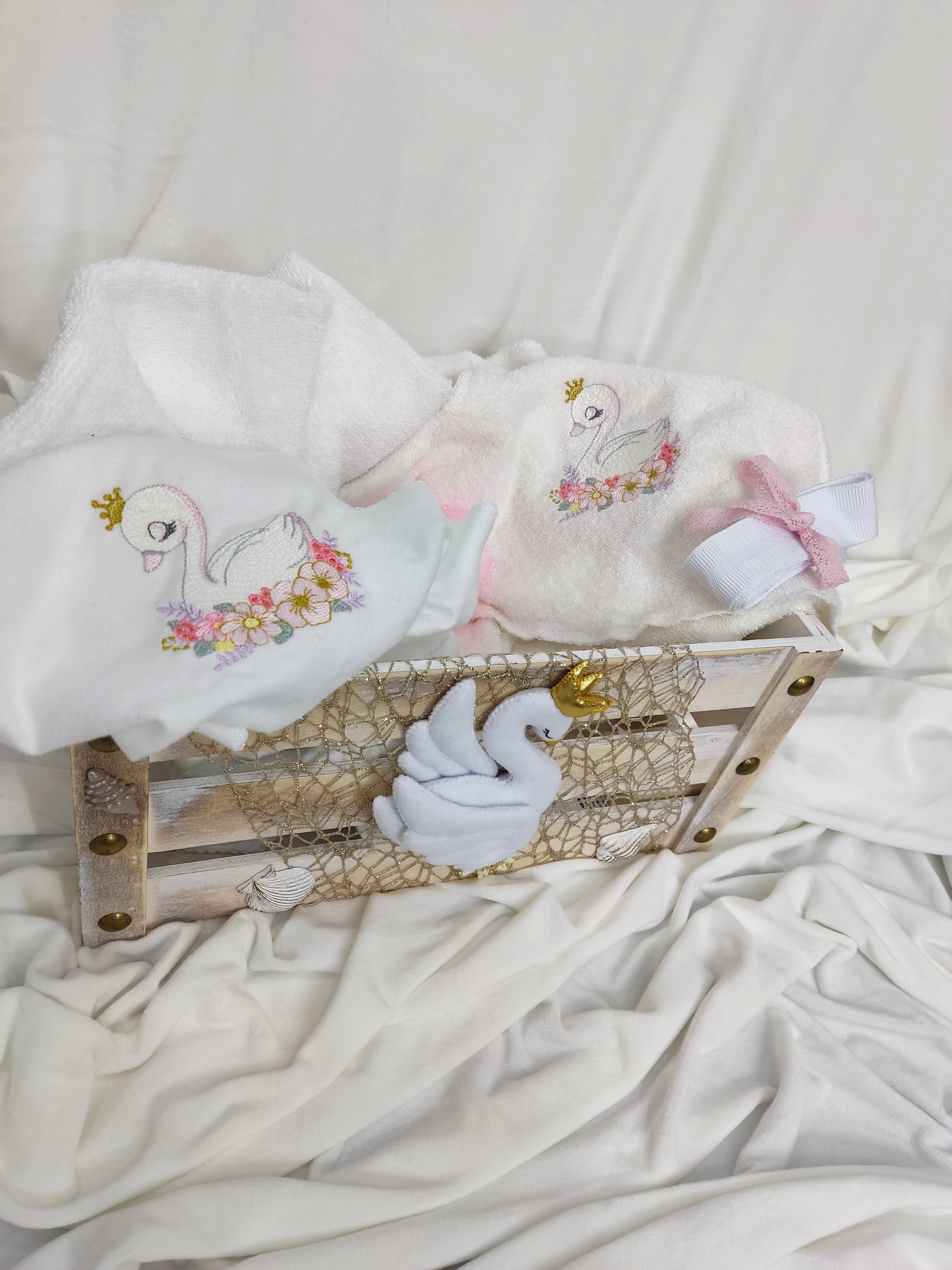 Trusou botez fetita - lebada in ladita lemn