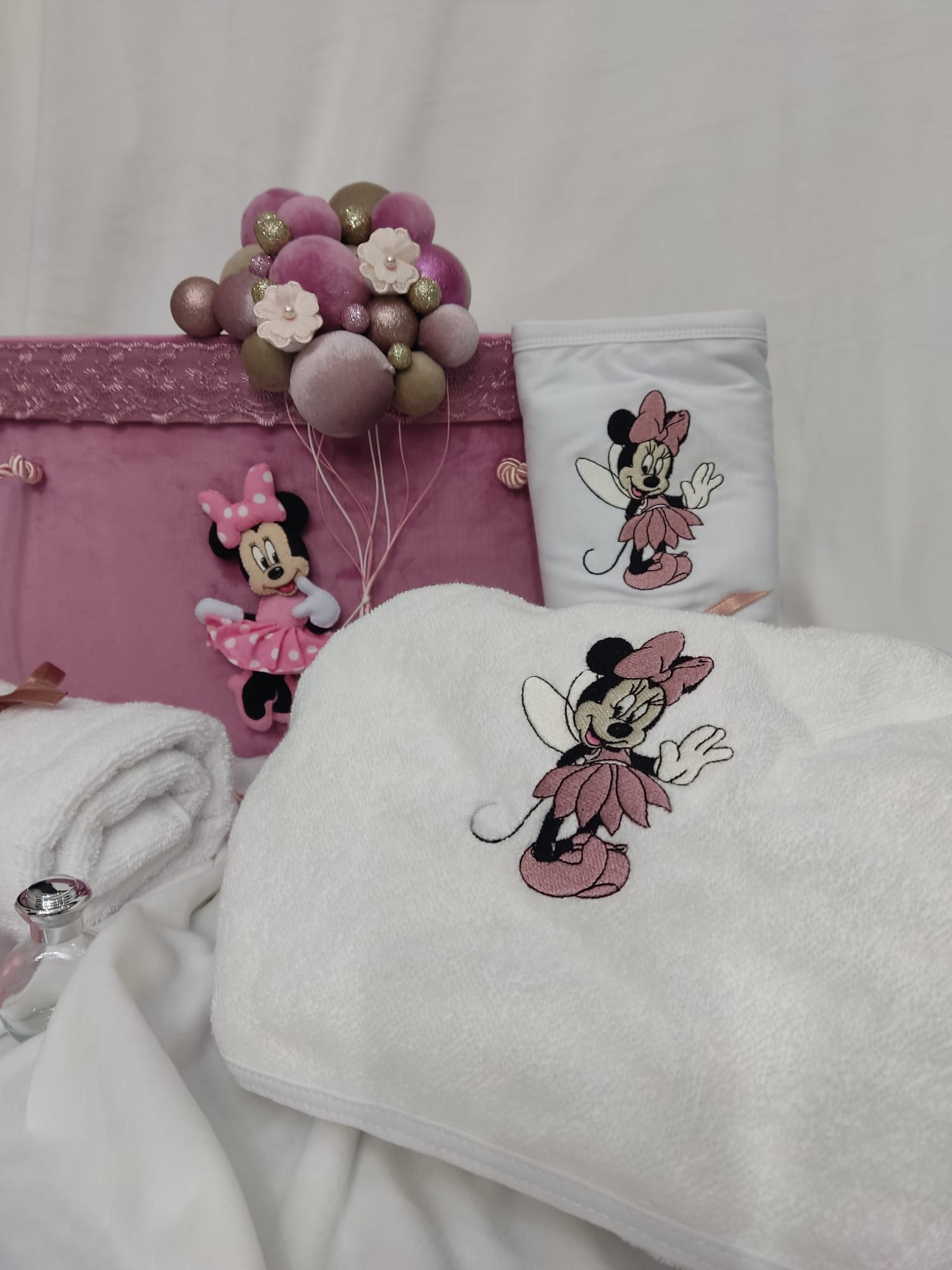 Trusou botez - tematica Minnie cu baloane