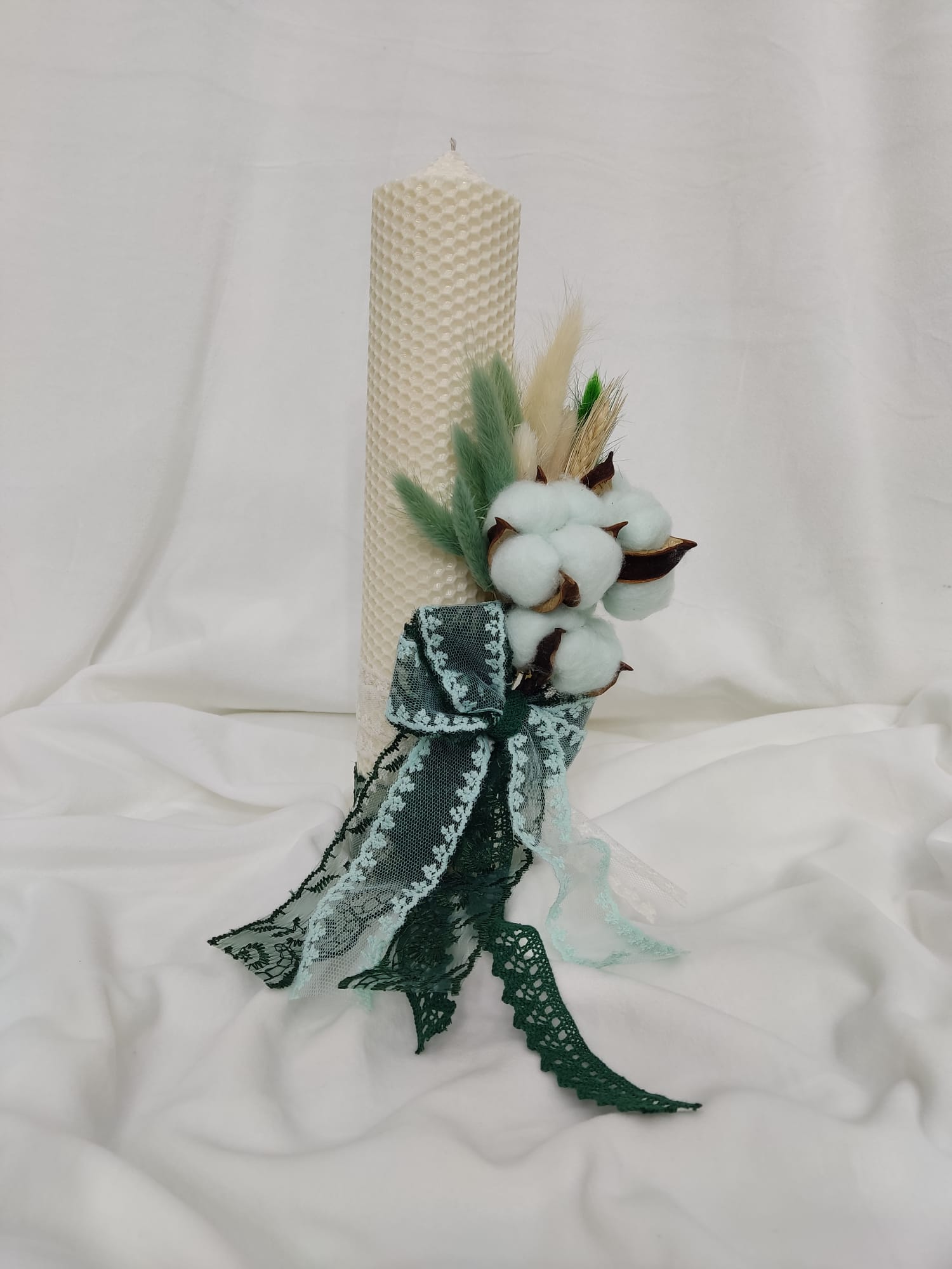 Lumânare botez tip fagure cu flori uscate