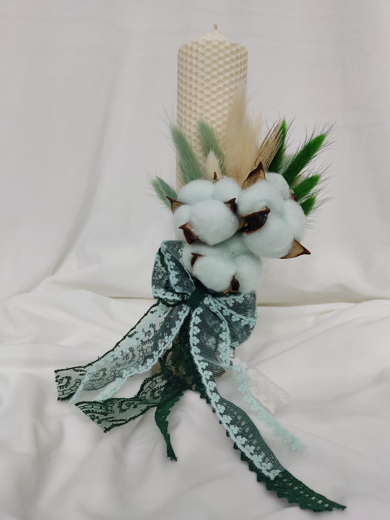 Lumânare botez tip fagure cu flori uscate