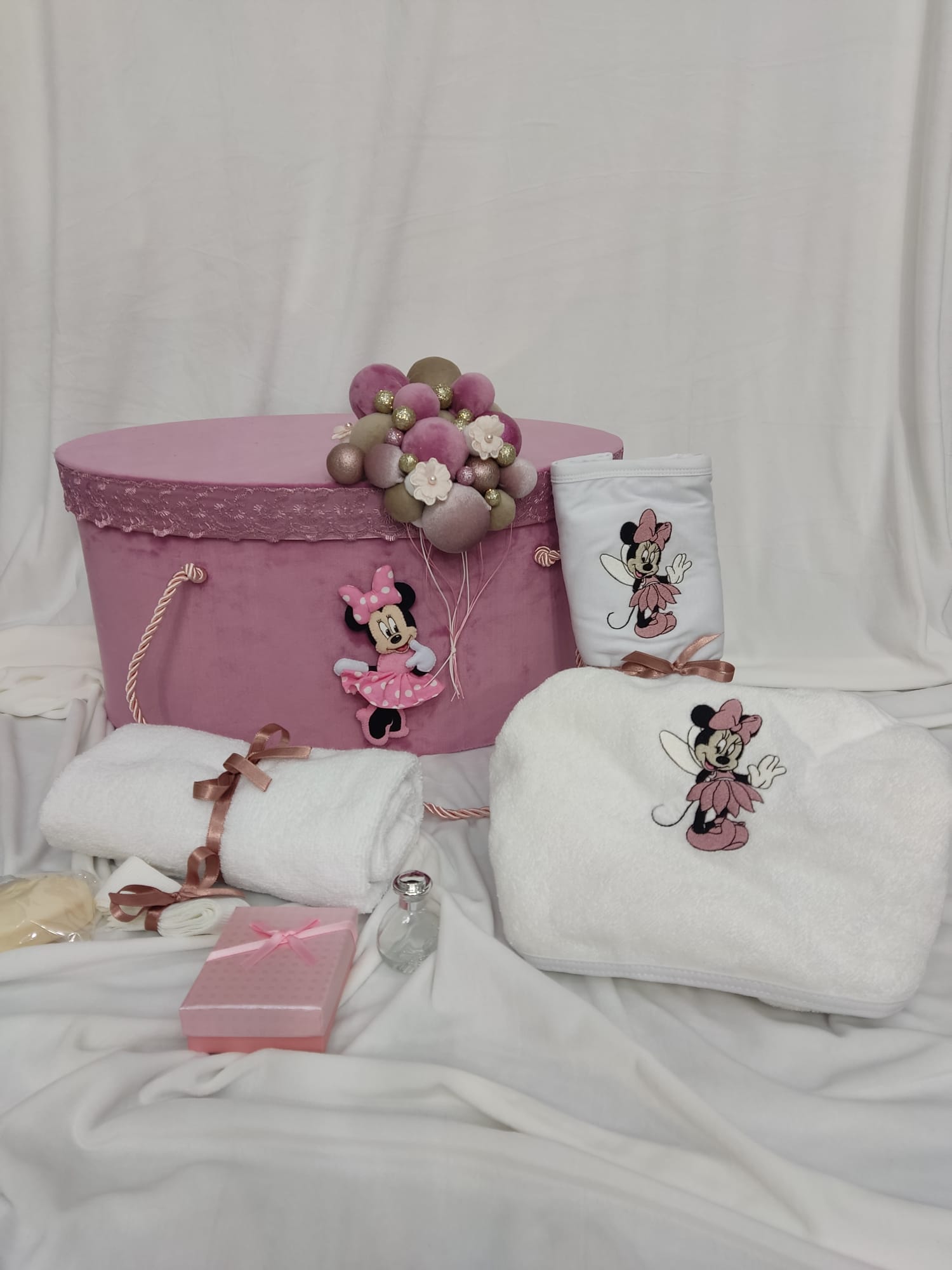 Trusou botez - tematica Minnie cu baloane